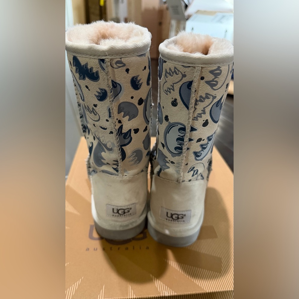 UGG Women's Classic Short Graffiti Boots - White/Gray/light blue - Picture 7 of 8